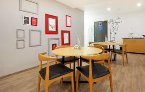 Fotografie z fotogalerie ubytování Super Townhouse THE CINCO HOTEL NEAR ESI HOSPITAL ( SR NAGAR) v destinaci Ameerpet