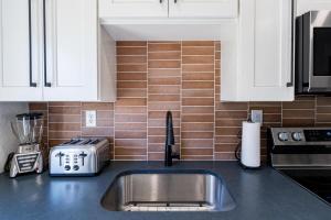 een keuken met een spoelbak en een aanrechtblad bij 400 South - Unit D in Cocoa Beach