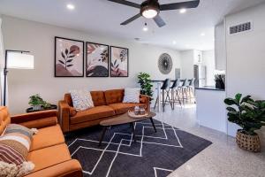 een woonkamer met een bank en een tafel bij 400 South - Unit D in Cocoa Beach