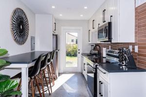 een keuken met witte kasten en zwarte aanrechtbladen bij 400 South - Unit D in Cocoa Beach +28 foto's