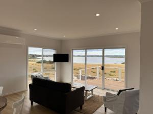 Pelican Lagoon Retreat في Pelican Lagoon: غرفة معيشة مطلة على المحيط