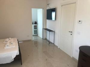 a room with a bed and a tv on the wall at Villa Carmen Resort in Campobasso