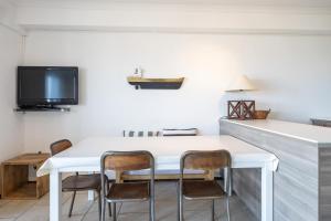 een eetkamer met een witte tafel en stoelen bij Sun Beach 0201 in Sint-Idesbald