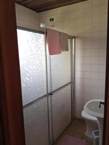 科蒂亚Fazenda do Sonhos - Cotia的带淋浴、马桶和水槽的浴室