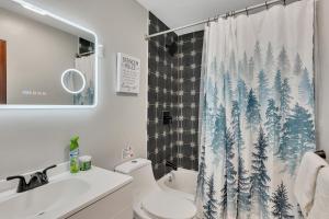 Ένα μπάνιο στο Luxury Mountain Getaway - 6 bed, 3 bath, hot-tub, fire-pit, game-room +51 φωτογραφίες