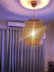 蓬塔卡纳Habitación en Casa Familiar con Baño Privado en Punta Cana的吊灯挂在天花板上