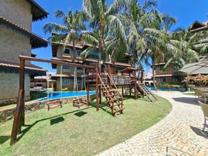 Parque das Ilhas • Resort Perto do Beach Park في Mangabeira: ملعب امام المنتجع