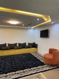 努瓦迪布Lebtah的客厅里有一张沙发和一台电视