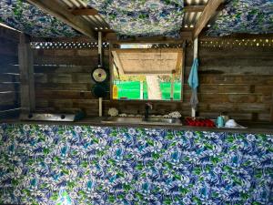 波拉波拉Bora Roots Camp的厨房配有带水槽的柜台和窗户