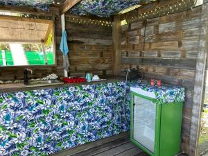 波拉波拉Bora Roots Camp的户外厨房，配有蓝白相间的台面