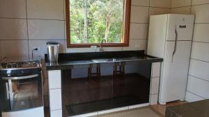 Η κουζίνα ή μικρή κουζίνα στο Chalé cachorrinha