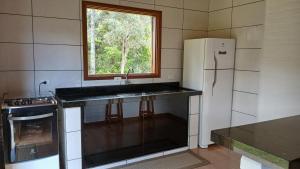 Η κουζίνα ή μικρή κουζίνα στο Chalé cachorrinha +3 φωτογραφίες