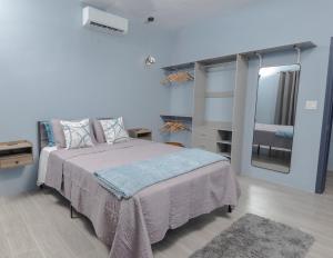 Giường trong phòng chung tại Jenna Ville Estate