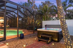 una vasca idromassaggio in un cortile con una palma di Hidden Treasure - 622 a Bailey Hall