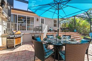 patio con tavolo, ombrellone e griglia di Hidden Treasure - 622 a Bailey Hall Altre 56 foto