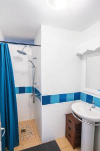 Ένα μπάνιο στο KazaFelicia-Villa avec piscine privée et vue mer +1 φωτογραφίες