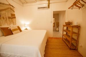 多米尼克Tribe Boutique Hotel - Adults Only的房间里有一张白色大床的卧室