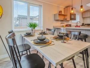 Köök või kööginurk majutusasutuses 38 At The Sanctuary Lodges - Uk50850