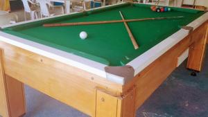 een groene pooltafel met een bal erop bij Casas de Campo com Piscina, Pesca - Mata Atlântica in Juquitiba