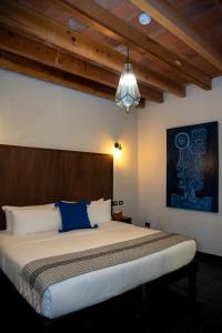 Ένα ή περισσότερα κρεβάτια σε δωμάτιο στο Hotel MariaBonita San Miguel de Allende