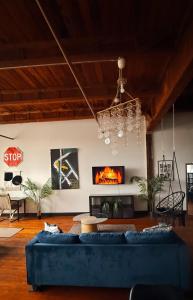 Χώρος καθιστικού στο 420 Friendly SKYLINE view Downtown Loft FREE Parking