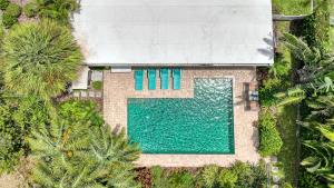 西耶斯塔岛La Contento Casa - 5560的房屋前游泳池的顶部景色