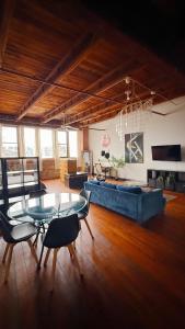 Χώρος καθιστικού στο 420 Friendly SKYLINE view Downtown Loft FREE Parking