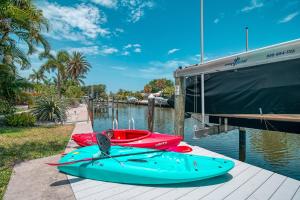 西耶斯塔岛La Contento Casa - 5560的一组船坐在水边的码头上