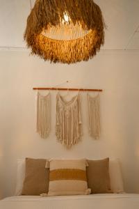 多米尼克Tribe Boutique Hotel - Adults Only的一间带床和吊灯的卧室