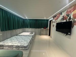 Postel nebo postele na pokoji v ubytování 慕漾民宿 包棟獨棟游泳池近羅運 + 2 fotografie