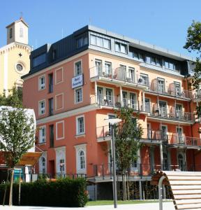 バート・グライヒェンベルクにあるHotel Grazerhofの時計塔のある大きなオレンジ色の建物