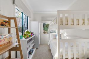 ein weißes Kinderzimmer mit einem weißen Etagenbett in der Unterkunft Mountain Views Milton - renovated home near village in Milton + 43 Fotos