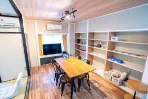 Μια τηλεόραση ή/και κέντρο ψυχαγωγίας στο 縁湯の宿 道後