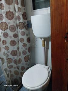 Et badeværelse på El Bolson Low Cost Departamentos