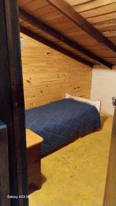 En eller flere senge i et værelse på El Bolson Low Cost Departamentos + 10 billeder