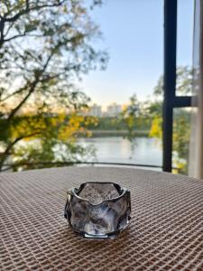 Un plato sobre una mesa con vistas a un río. en Cozy Li Riverside Inn, en Guilin