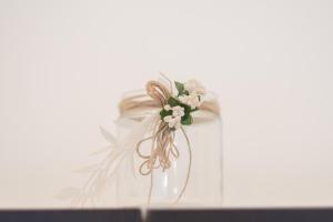 ein Glasgefäß mit einer Blumenverzierung in der Unterkunft Alex Cosy Quarters in Ohrid