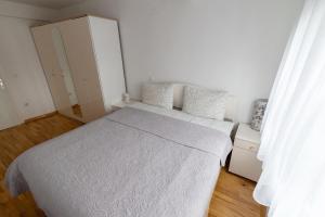 ein kleines Schlafzimmer mit einem Bett und einem Schrank in der Unterkunft Alex Cosy Quarters in Ohrid