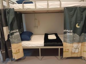 Μία ή περισσότερες κουκέτες σε δωμάτιο στο Happy Beach Hostel KOH LANTA