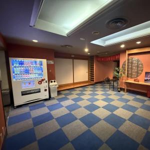 una grande stanza con un videogioco proiettato sul muro di VoyStay Fuji a Fujinomiya