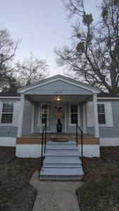 eine Frau steht vor einem Haus in der Unterkunft Quaint Getaway in Pascagoula