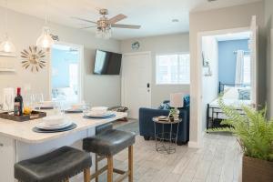 达尼丁Cozy Coastal Cottages of Dunedin 1的配有桌椅的厨房和客厅