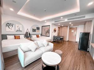 归仁FLC Sea Tower QUY NHƠN-Căn Hộ Du Lịch 5 Sao-Cách Biển 40m-Hồ Bơi-View Biển的有两张床和一张沙发的客厅