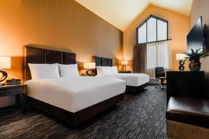 ein Hotelzimmer mit zwei Betten und einer Couch in der Unterkunft Twin Pine Casino & Hotel in Middletown
