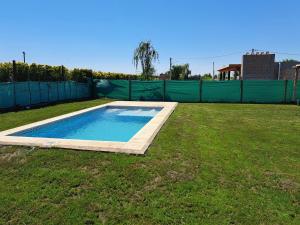 Bazén v ubytování Cabañas Las Mercedes nebo v jeho okolí