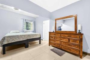 Ένα ή περισσότερα κρεβάτια σε δωμάτιο στο Hashburry ave house