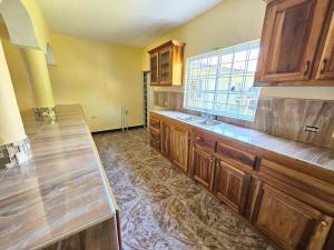 Η κουζίνα ή μικρή κουζίνα στο Hashburry ave house