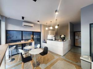 a kitchen and dining room with a table and chairs at Wan Residence Ratchatewi in Bangkok