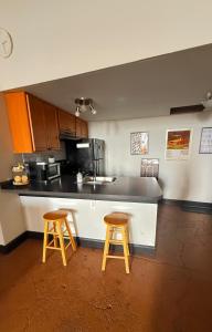 Kuchyň nebo kuchyňský kout v ubytování 420 Friendly BOHO Loft Downtown KING suite FREE parking