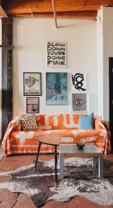 Posezení v ubytování 420 Friendly BOHO Loft Downtown KING suite FREE parking